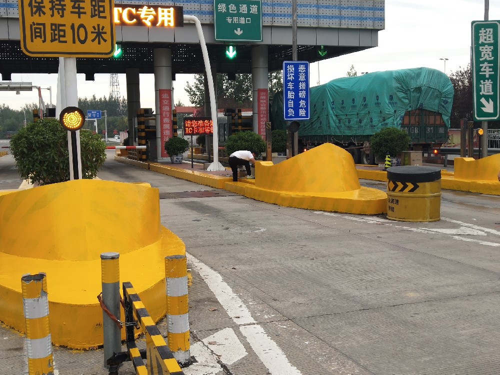 適合高速公路護欄防腐的防鏽漆：晨虹防鏽漆，守護交通安全的堅固屏障