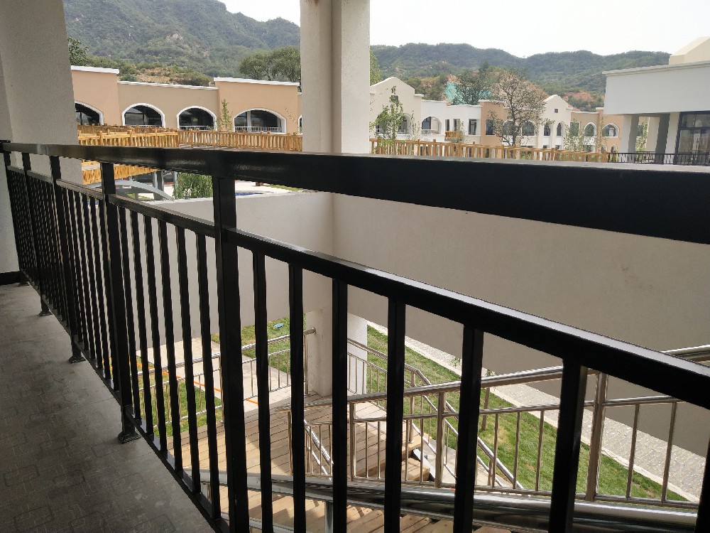 守護金屬護欄之美：探索專業醇酸麵漆的卓越維護之道